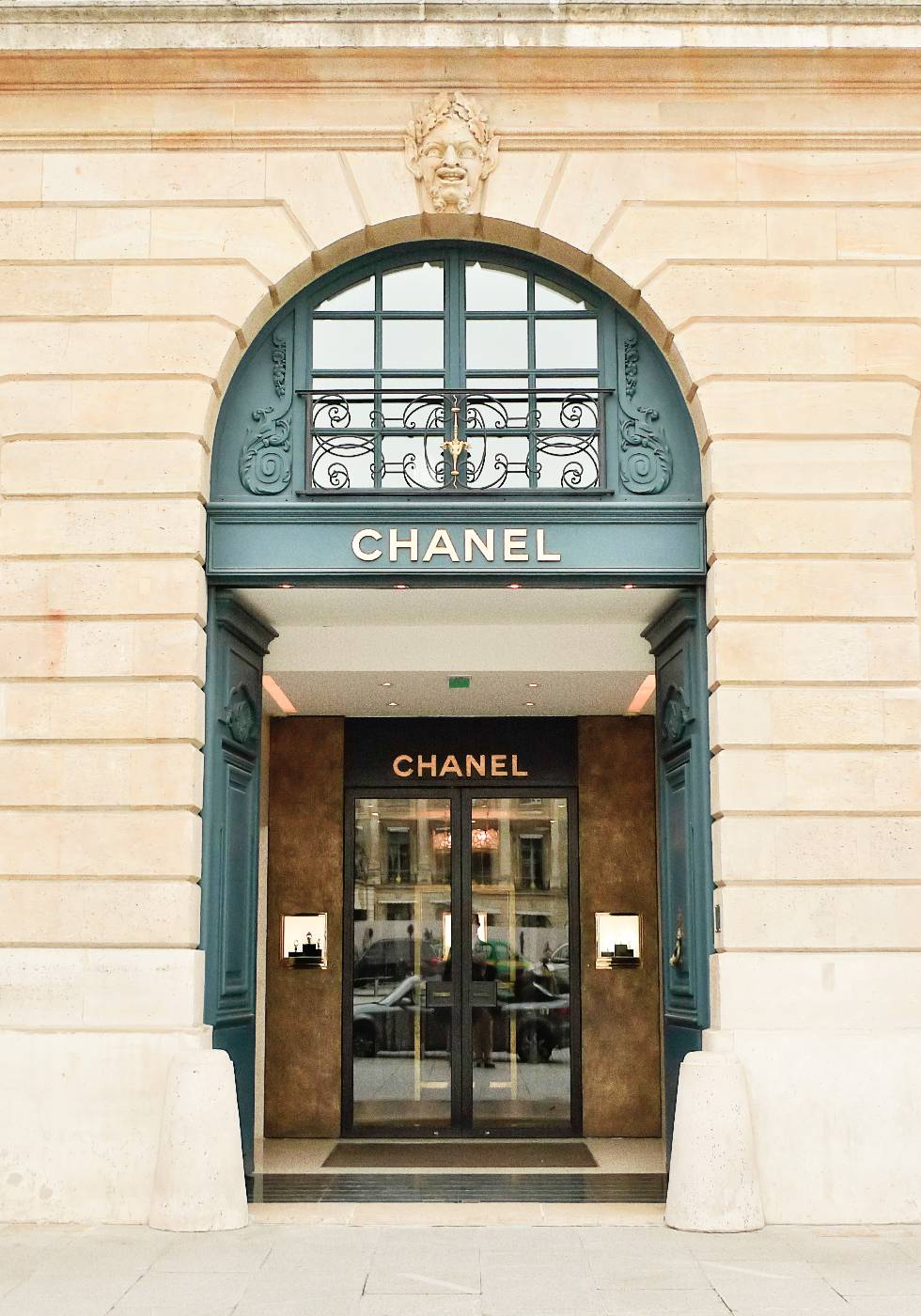 Chanel Where Elegance Meets Style - Storefront Plakat - Posterbox.no