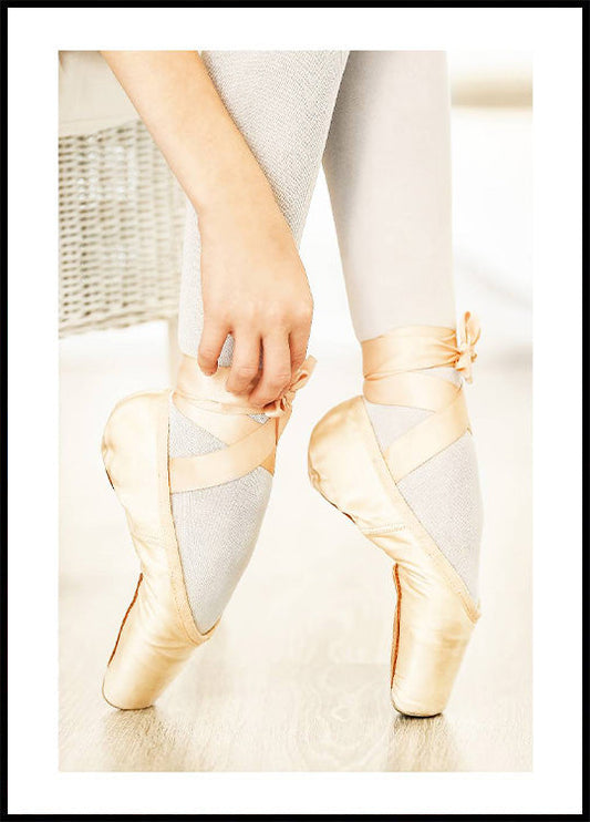 Ballerina Tying Ballet Shoes Plakat - Posterbox.no