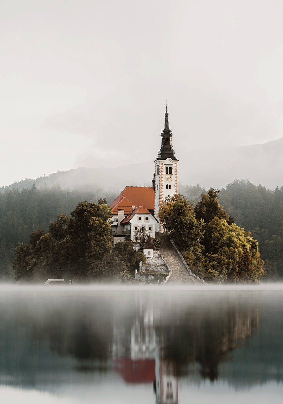 Poster Neblige Kirche auf einer Insel