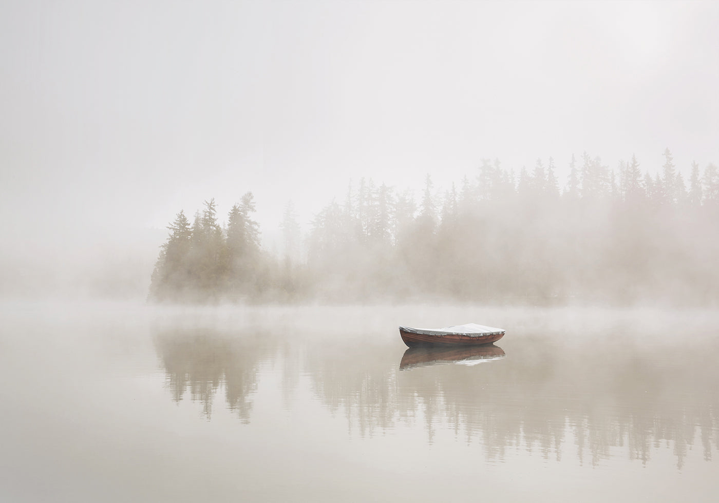 Poster Einsames Boot auf einem nebligen See 