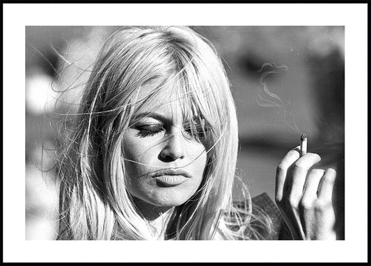 Brigitte Bardot mit Zigarette im Wind Poster 