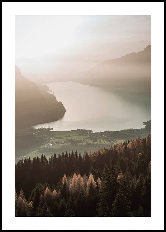 Poster Nebeliger See und Bergblick 