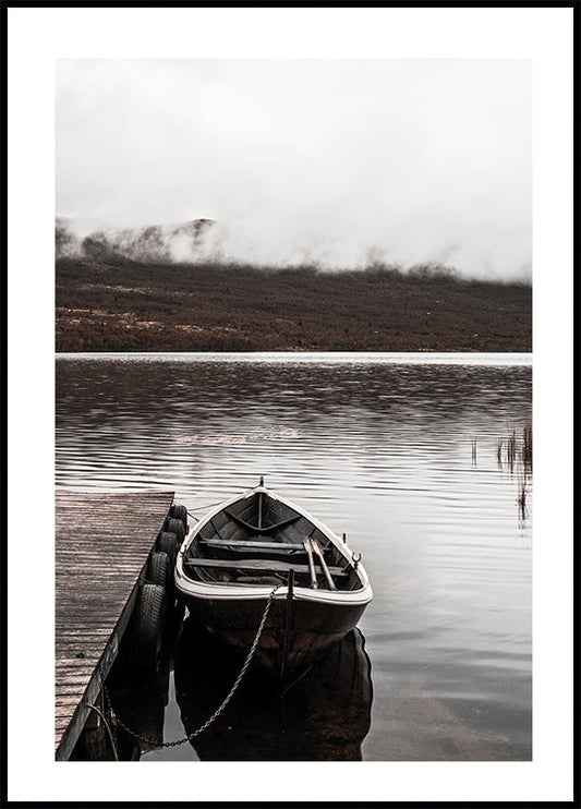 Poster Boot in einem See in der Nähe der Berge 