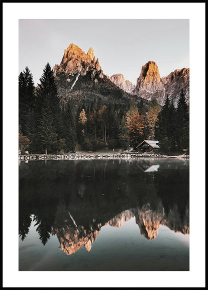 Poster Reflexion des Serenity House durch den Bergsee 