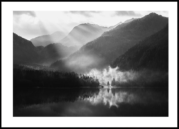 Poster Nebeliges Ufer eines Bergsees 