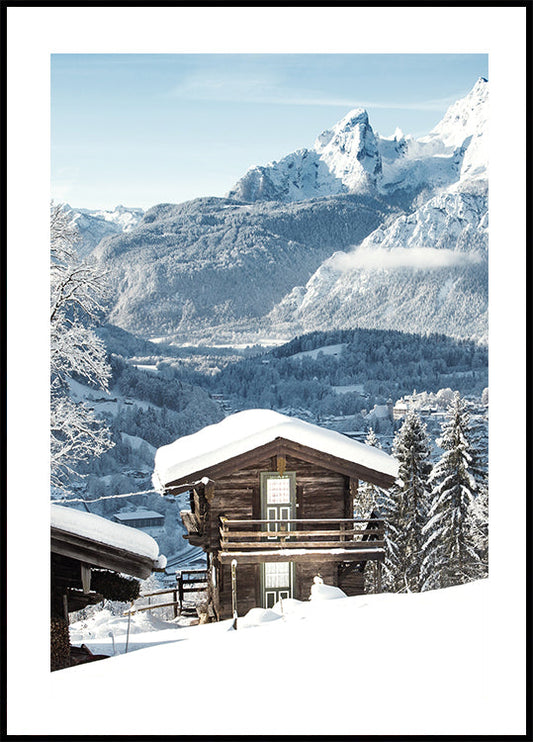 Poster Malerische verschneite Hütte in der Alpenlandschaft 