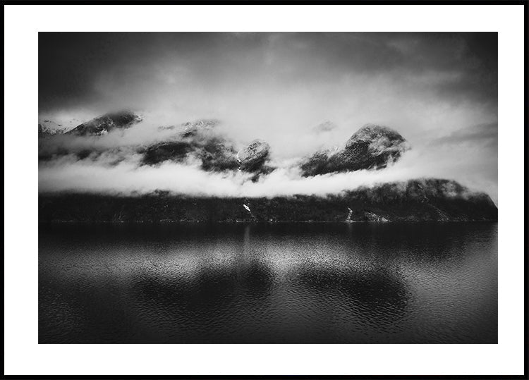 Poster Nebel über dem Berg in der Nähe des Sees 