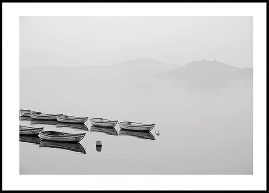 Poster Boote in einem nebligen See 