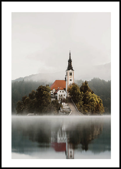 Poster Neblige Kirche auf einer Insel