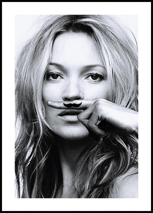 Poster „Schnurrbart imitiert“ von Kate Moss