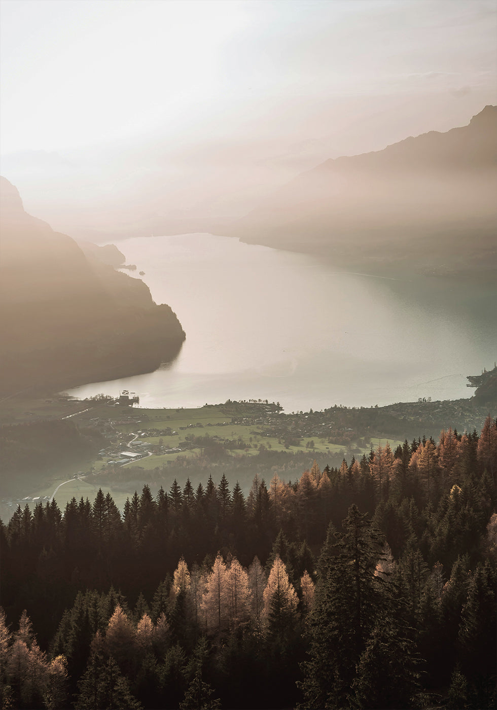 Poster Nebeliger See und Bergblick 