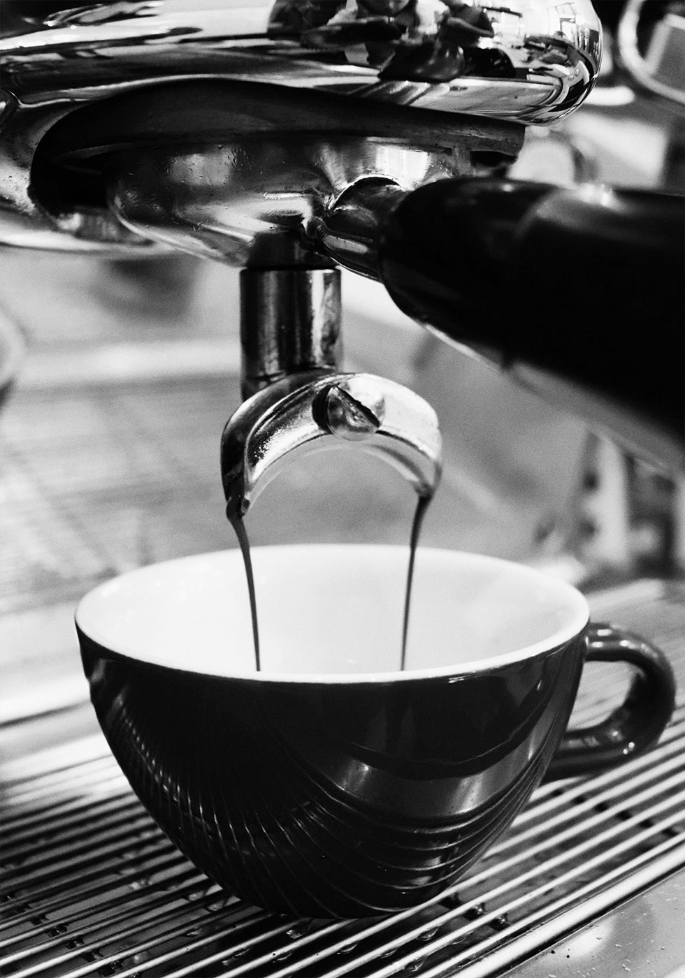 Poster Espresso-Kaffee in eine Tasse gießen B &amp; W 