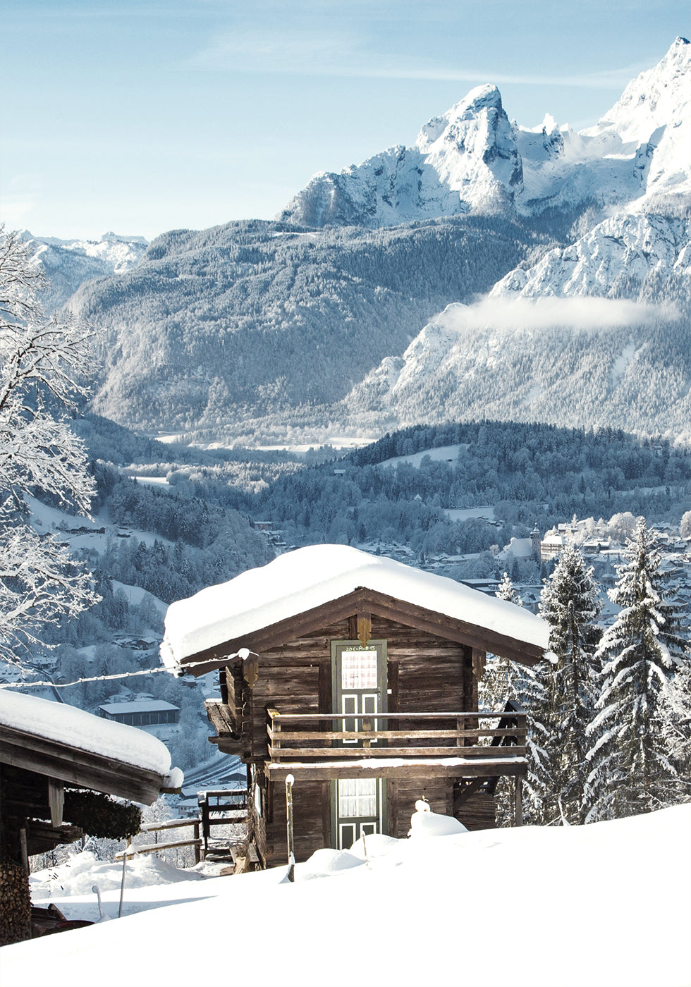 Poster Malerische verschneite Hütte in der Alpenlandschaft 