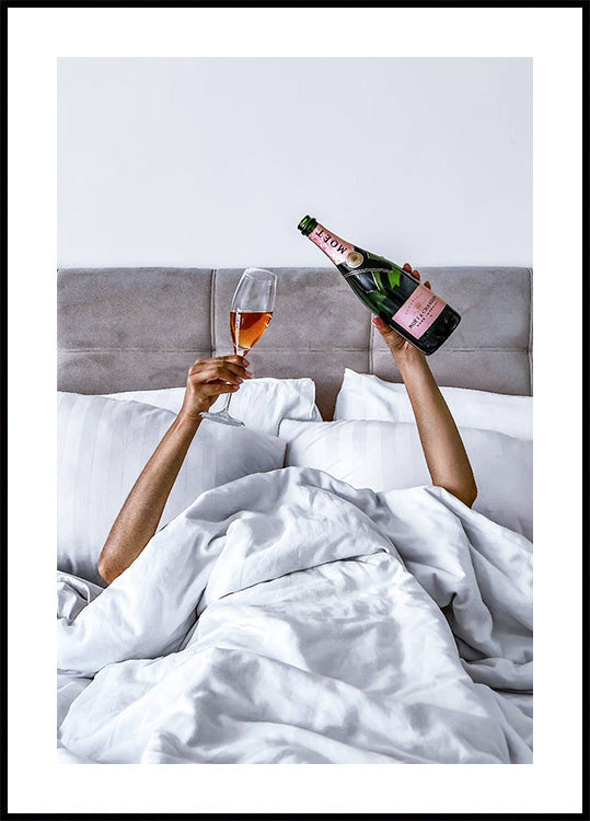 Poster Frau Champagner im Bett 