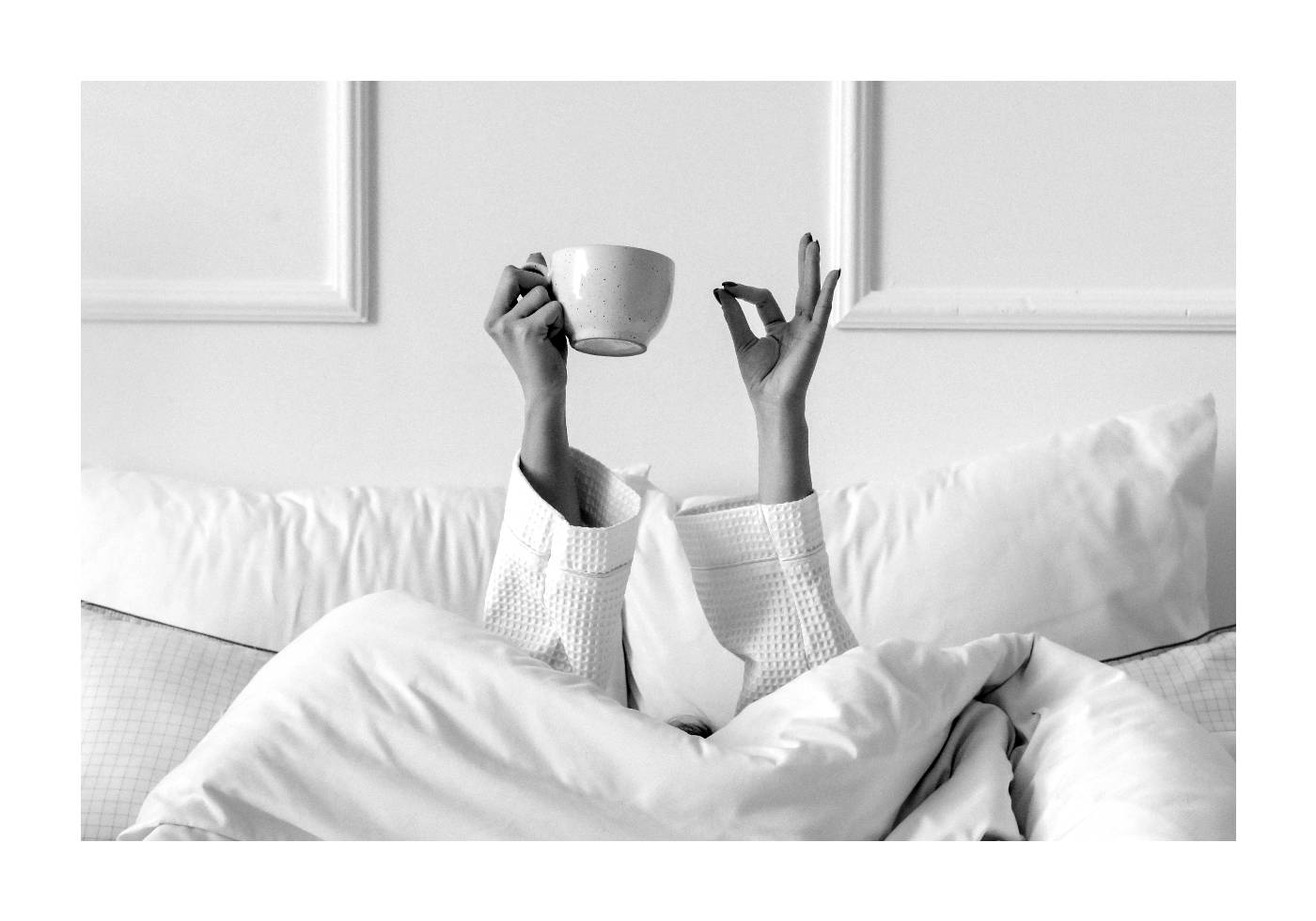 Woman With Coffee Cup On The Bed Plakat - Posterbox.no