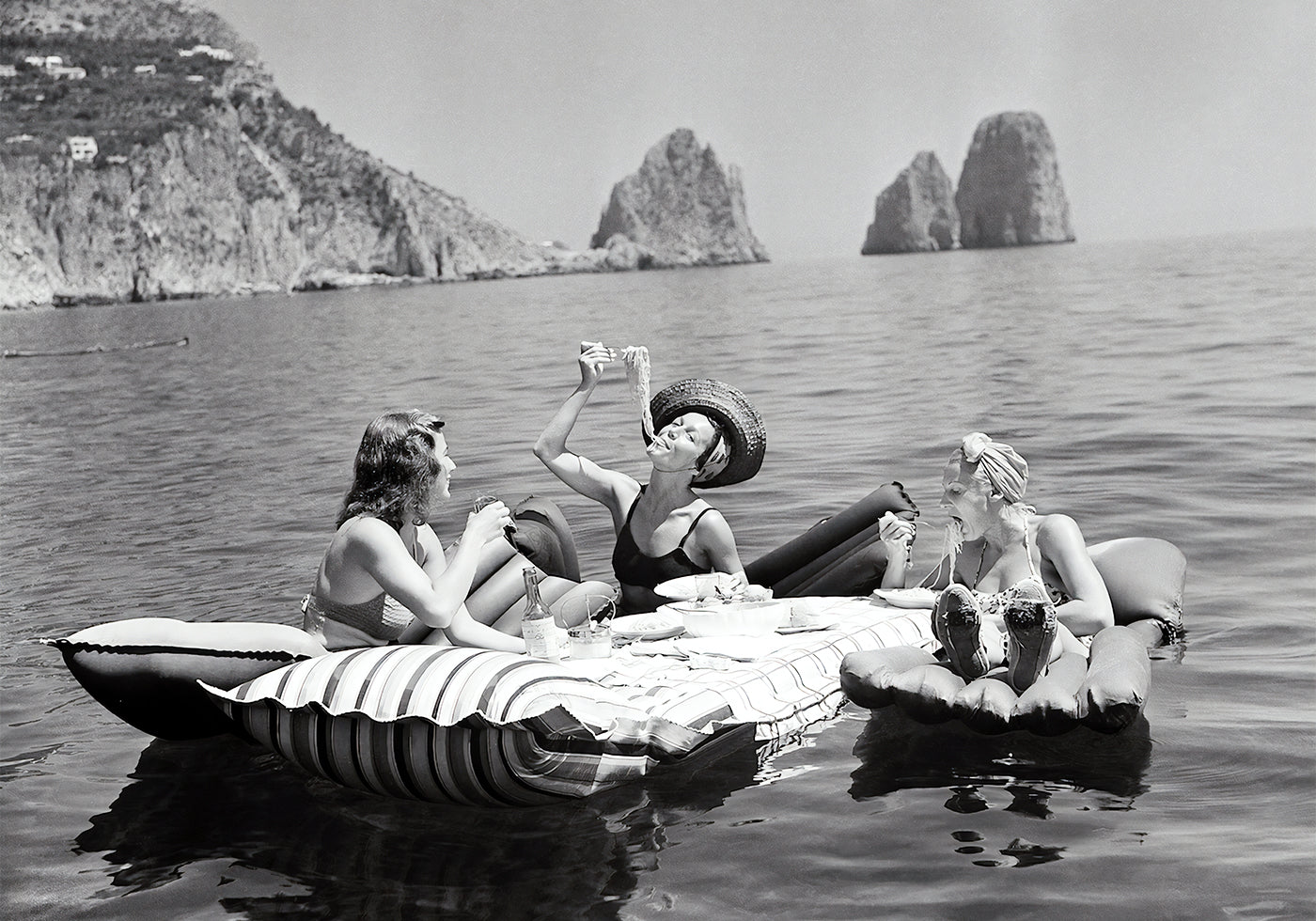 Poster Frauen essen Pasta auf dem See