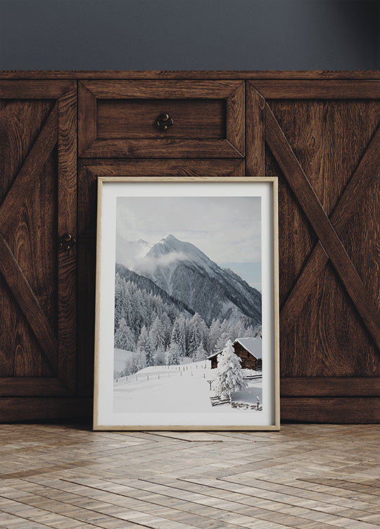 Poster Schneebedeckte Hütte in den Alpen 