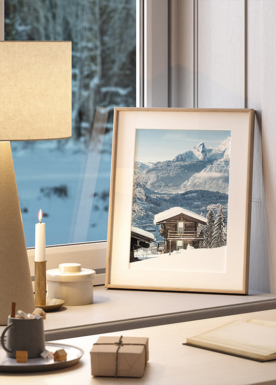 Poster Malerische verschneite Hütte in der Alpenlandschaft 